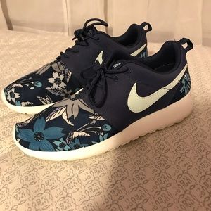 Nike Floral Roshes Size 8